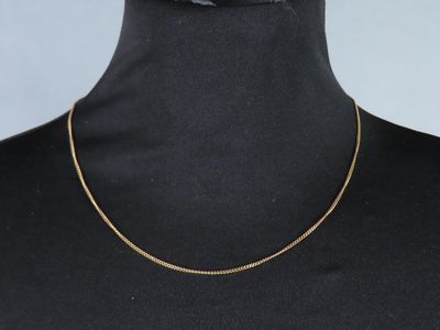 un collier à chaîne en or sur un mannequin mannequin mannequin mannequin mannequin mannequin mannequin mannequin mannequin mannequin