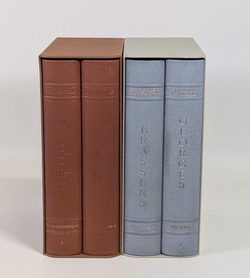 deux livres sont posés l'un sur l'autre sur une surface blanche