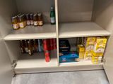 un placard sur lequel sont posées de nombreuses boissons
