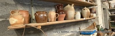 de nombreux vases différents sur les étagères de cette pièce