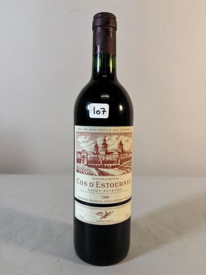 une bouteille de vin posée sur une table