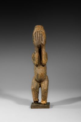 une image représentant une statue d'une femme, les mains sur le visage