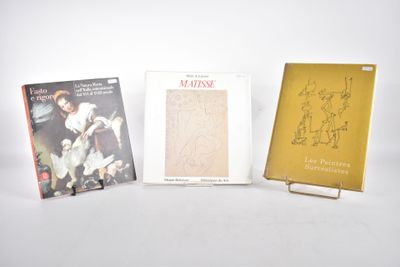 trois livres posés l'un à côté de l'autre sur une table