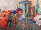 un tableau représentant une table sur laquelle sont posés des vases et des fleurs
