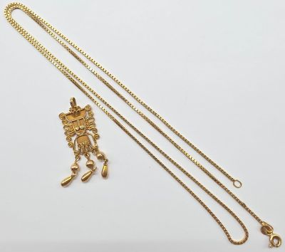 un collier plaqué or et une chaîne en or avec des breloques