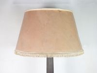 LAMPE COLONNE en tôle laquée verte et bague dorée sur une ba… (photo 6)