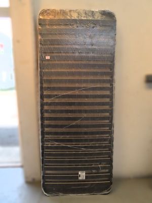 une photo d'un matelas dans une chambre