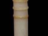 un vase blanc et doré sur fond noir