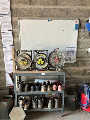 de nombreux types de tuyaux posés sur une étagère dans un garage
