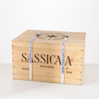 une boîte en bois sur laquelle est collée une étiquette portant l'inscription « sassica »