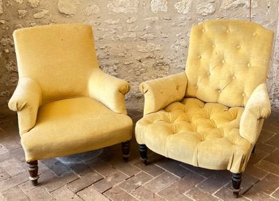 une paire de chaises jaunes placées l'une à côté de l'autre sur un sol en briques