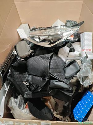 une boîte en carton remplie d'objets hétéroclites