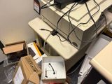 une pile de cartons et un ordinateur portable posés sur un bureau