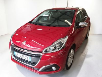 La voiture rouge est garée dans une pièce blanche au sol blanc.