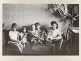 photographie en noir et blanc d'un groupe d'enfants assis sur un canapé