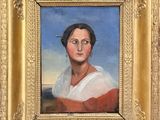 tableau représentant une femme en robe rouge, dans un cadre doré