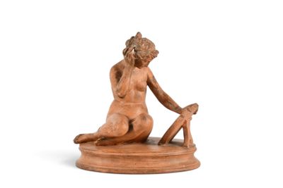 statue représentant une femme assise sur un tabouret, les jambes croisées