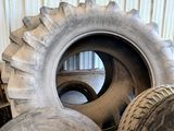 Plusieurs gros pneus sont empilés les uns sur les autres dans un entrepôt