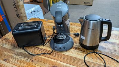 une cafetière, un grille-pain et un grille-pain posés sur une table