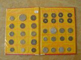 une photo d'un livre sur lequel sont posées de nombreuses pièces de monnaie