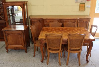 une table et des chaises de salle à manger dans une pièce