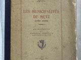 un vieux livre posé sur une table recouverte d'un tissu blanc
