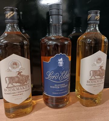 trois bouteilles d'alcool posées les unes à côté des autres sur une table