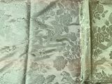 deux morceaux de tissu posés par terre