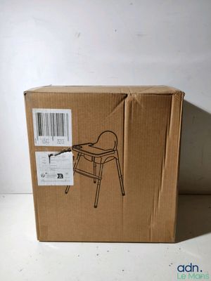 La boîte est vide et prête à accueillir la chaise.