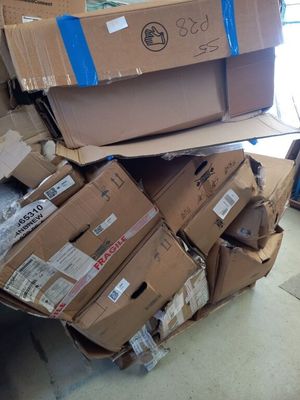 boîtes empilées dans une pièce
