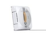 un petit appareil blanc branché à un chargeur posé sur une surface blanche