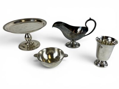 trois articles en métal argenté, à savoir une soucoupe, une tasse et une soucoupe