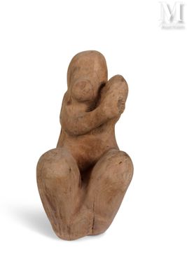 sculpture représentant une femme tenant un enfant dans ses bras