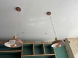 deux lampes suspendues au plafond de la pièce