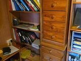 une étagère avec beaucoup de livres sur le dessus