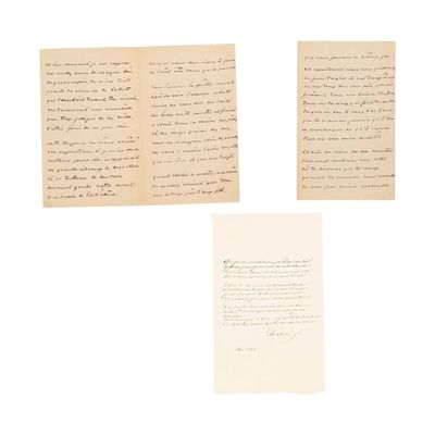 trois feuilles de papier sur lesquelles il y a des inscriptions, posées les unes à côté des autres