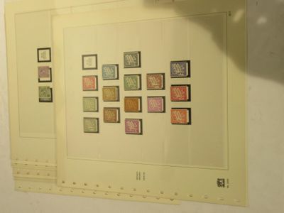 une photo d'une photo d'un mur avec des timbres dessus