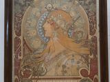 tableau représentant une femme avec une fleur dans les cheveux, accroché au mur