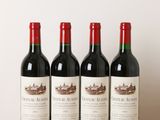 trois bouteilles de vin rouge sont alignées sur une table en bois