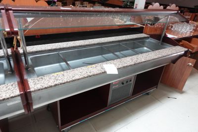 une vitrine qui contient beaucoup de nourriture