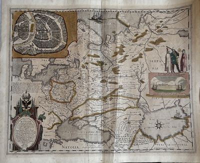 une vieille carte de l'Europe et du Moyen-Orient sur laquelle figure l'image d'un homme debout