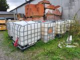 deux grands conteneurs placés l'un à côté de l'autre dans l'herbe