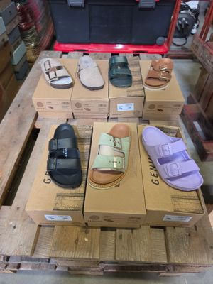 de nombreuses paires de chaussures sur une palette dans un magasin