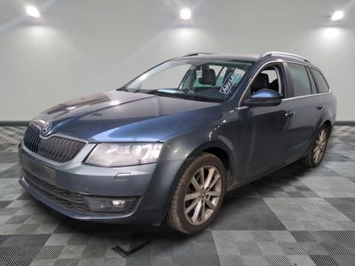la photo d'une voiture bleue garée dans un garage