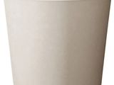 La tasse blanche est vide et prête à servir de pot de fleurs.