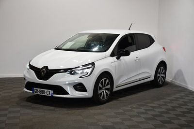 la voiture blanche est garée dans une pièce au sol en damier