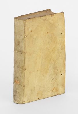 un vieux livre posé sur une surface blanche
