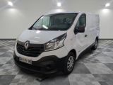 la camionnette blanche est garée sur un sol en damier dans le garage