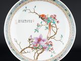 l'image d'une assiette sur laquelle figurent un oiseau et des fleurs