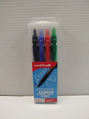 quatre stylos dans un emballage posé sur une surface blanche